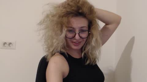 Snapshot of selenna_emma843468 chatting on October 28, 5:03 pm Selenna online show from October 28, 5:03 pm