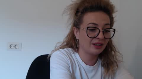 Snapshot of selenna_emma843468 chatting on October 23, 11:01 am Selenna online show from October 23, 11:01 am