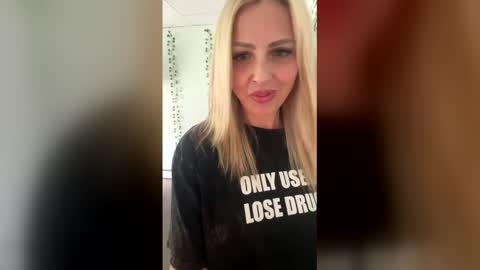 sexy_lil_liz online show from April 21, 7:54 pm