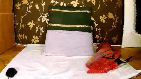 Snapshot of sexymayagold chatting on October 6, 10:33 am Squirty Maya Gold online show from October 6, 10:33 am