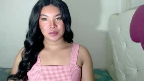 Snapshot of sexymika_xoxo chatting on October 21, 5:45 am Mika online show from October 21, 5:45 am