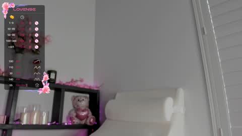 Estee online show from March 17, 6:02 pm