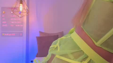 Snapshot of shatall_rouge chatting on October 18, 5:00 am Shantall online show from October 18, 5:00 am