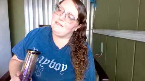 Snapshot of shelbyannn chatting on October 21, 2:43 pm Red online show from October 21, 2:43 pm