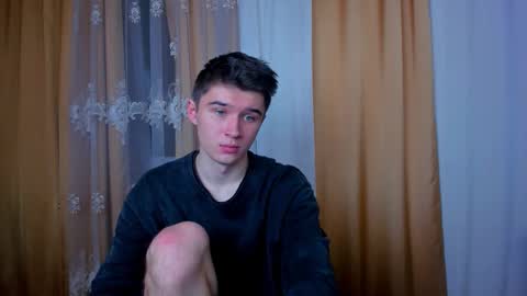 Max online show from December 4, 7:57 pm