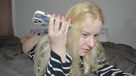 Snapshot of sherlystero chatting on October 19, 6:40 am sher online show from October 19, 6:40 am
