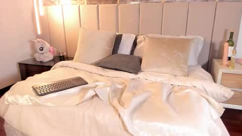 Skay  online show from November 7, 1:24 pm