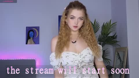 Snapshot of small_blondee chatting on December 29, 11:29 pm Emily online show from December 29, 11:29 pm