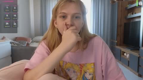 Snapshot of small_blondee chatting on October 21, 9:03 am Emily online show from October 21, 9:03 am