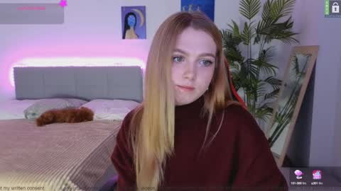 Snapshot of small_blondee chatting on December 1, 11:29 pm Emily online show from December 1, 11:29 pm