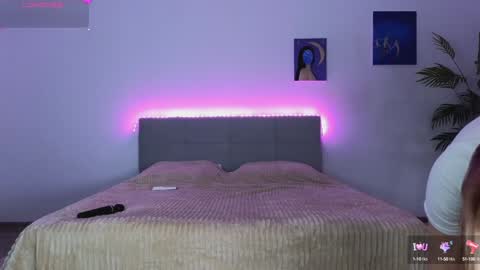 Snapshot of small_blondee chatting on January 8, 3:19 am Emily online show from January 8, 3:19 am
