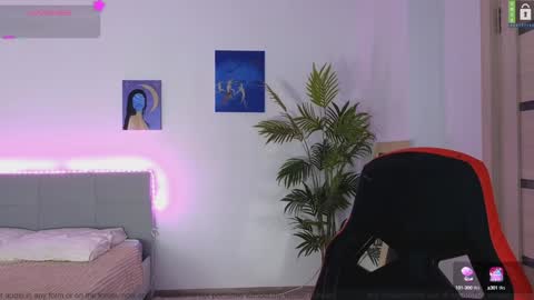 Snapshot of small_blondee chatting on December 6, 9:07 pm Emily online show from December 6, 9:07 pm