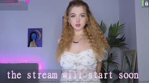 Snapshot of small_blondee chatting on December 1, 8:22 pm Emily online show from December 1, 8:22 pm