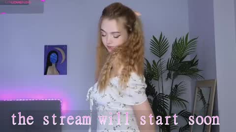 Snapshot of small_blondee chatting on January 21, 11:13 am Emily online show from January 21, 11:13 am
