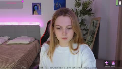 Snapshot of small_blondee chatting on December 2, 9:01 pm Emily online show from December 2, 9:01 pm