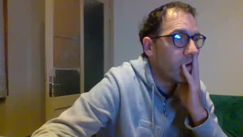 Snapshot of smokered100s chatting on October 17, 10:47 pm luca online show from October 17, 10:47 pm