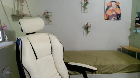 snow_2000 online show from December 5, 4:04 am