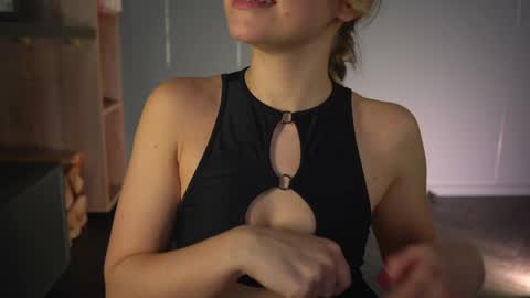 Snapshot of snow_is_falling chatting on February 2, 12:24 pm Candice Snow online show from February 2, 12:24 pm