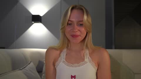 Snapshot of snow_is_falling chatting on January 22, 4:44 pm Candice Snow online show from January 22, 4:44 pm