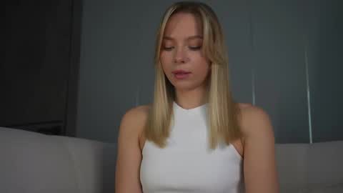 Snapshot of snow_is_falling chatting on February 21, 12:17 pm Candice Snow online show from February 21, 12:17 pm
