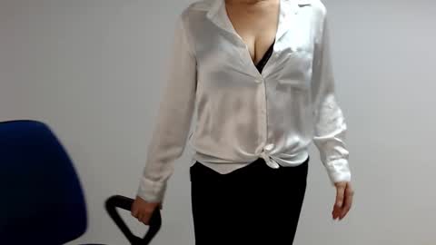 Snapshot of sofie_velvet chatting on February 6, 9:00 am Sofie Velvet online show from February 6, 9:00 am