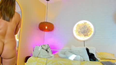 sophi_cooper29 online show from May 25, 7:31 pm
