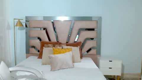 Snapshot of sophia_hadid chatting on January 21, 10:51 pm Sophia online show from January 21, 10:51 pm