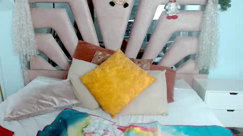 Snapshot of sophia_hadid chatting on December 23, 10:12 pm Sophia online show from December 23, 10:12 pm