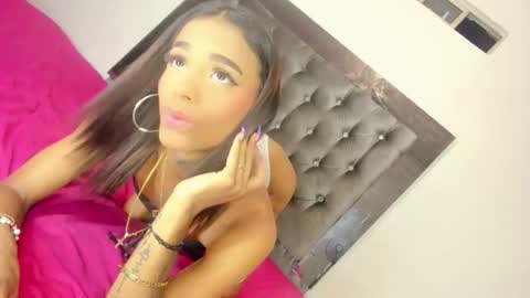 Snapshot of sophia_horny19 chatting on October 3, 7:27 am sophia_horny19 online show from October 3, 7:27 am