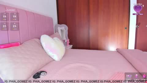 Snapshot of sophiaparker_ chatting on October 8, 12:11 pm online show from October 8, 12:11 pm