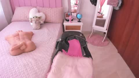 Snapshot of sophiaparker_ chatting on February 19, 2:22 pm online show from February 19, 2:22 pm