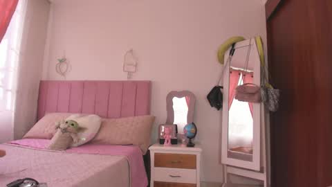 Snapshot of sophiaparker_ chatting on March 3, 2:39 pm online show from March 3, 2:39 pm