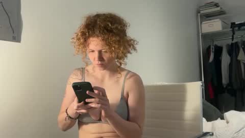 Snapshot of sophie21xoxo chatting on October 26, 4:06 pm sophie21xoxo online show from October 26, 4:06 pm