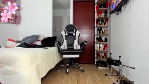 sophiebaker__ online show from November 15, 5:20 am