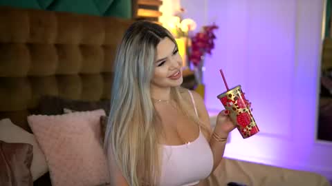 Snapshot of sophieboobsx chatting on September 27, 6:11 am Sophie online show from September 27, 6:11 am