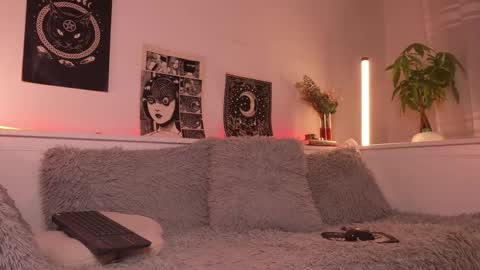 Sophiee  online show from March 4, 5:15 am