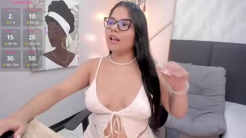 sophieharris__ online show from June 1, 6:20 pm