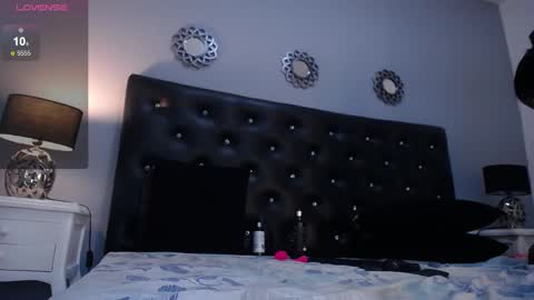 Snapshot of sophisimpson_ chatting on February 15, 6:01 pm Sophisimpson online show from February 15, 6:01 pm
