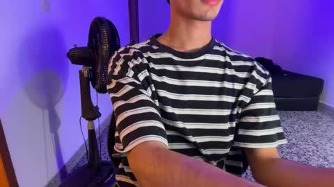 Snapshot of spaiseebuhnaanuh chatting on October 11, 12:15 am Roger online show from October 11, 12:15 am