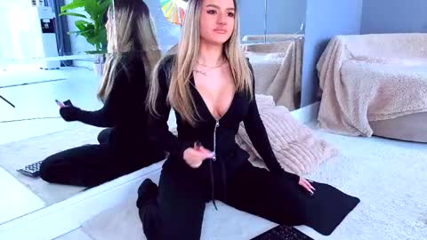 Anna online show from April 19, 9:43 am