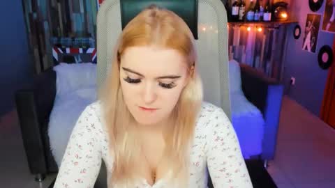 stef_nicks online show from February 1, 7:38 am