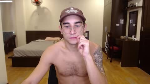 Snapshot of steveoceanbeanhuge chatting on January 5, 3:32 am Alex   online show from January 5, 3:32 am