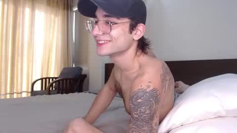 Snapshot of steveoceanbeanhuge chatting on February 5, 1:37 am Alex   online show from February 5, 1:37 am