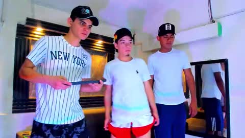 friends online show from November 15, 6:04 am