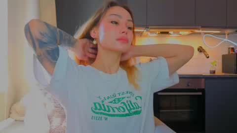 Tati and Lola online show from May 6, 9:48 am