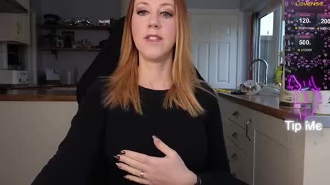 Snapshot of stripmequick chatting on February 26, 9:33 am Amorina online show from February 26, 9:33 am