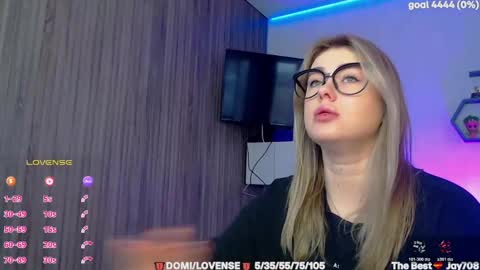 suchcute_ online show from February 18, 4:01 am