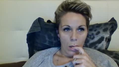 Snapshot of sucrette5629 chatting on December 20, 1:33 pm sucrette5629 online show from December 20, 1:33 pm