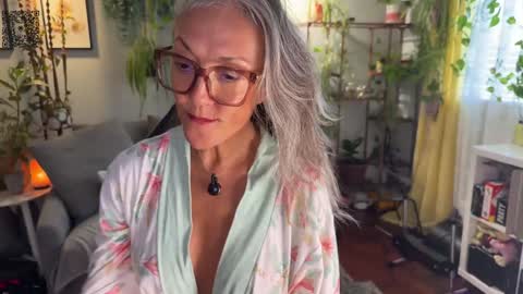 Hi Im Sunnie - Next show Friday August 1 online show from September 9, 5:35 pm