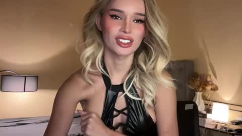 Mia online show from October 28, 3:40 am